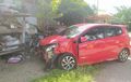 Toyota Agya Ditumbuk Kereta Api, Bumper Depan Rontok, Pengemudi Luka di Wajah