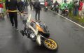 Yamaha X-Ride Dipacu Kencang, Oleng Terseret di Aspal, Berhenti Pas di Depan Truk Box