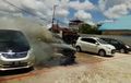 Honda CR-V Meleleh Dikepung Asap Hitam, Korsleting Aki di Parkiran Kantor Gubernur Kaltim