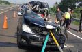 Kijang Innova Melaju 140 Km/Jam, Hantam Truk Hingga Terbelah, Kabin Terkelupas di Tol Pemalang-Batang
