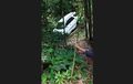 Toyota Rush Mestinya Nikung ke Kiri Ambil Lurus, Terjun ke Jurang 15 Meter, Jalan-jalan Batal
