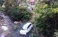 Toyota Avanza Cium Dasar Sungai, Ngantuk Nekat Nyalip, Terobos Pembatas Terjun Bebas