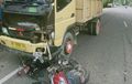 Honda Scoopy Belok Tanpa Sein, Digilas Dump Truk, Bodi Hancur Pengendara Luka Berat