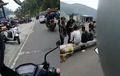 Dua Remaja Putri Terjatuh Saat Buat Video 'Tarik Sis', Bolehkan Boncengers Main Ponsel Saat Motor Melaju?