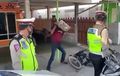 Polisi Cuma Melongo Lihat Motor Geprek, Cowok Ngamuk Banting Batako