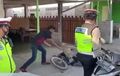 Enggak Terima Ditilang, Pria Ini Nekat Hancurkan Motornya Sendiri Pakai Batako, Polisi Cuma Bisa Melongo