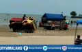 Viral Dua Truk Adu Kebut di Pantai, Satu Terguling, Padahal Bawa Penumpang Belasan Orang