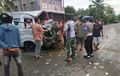 Toyota Hiace Terburai, Depan Terpotong Hingga Bolong, Hancur Musuh Pohon Kelapa