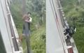 Koplak! Pemotor Gelantungan di Jembatan Kereta Api, Niat Cari Jalan Pintas Malah Jadi Olahraga Jantung