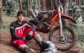 Ammar Zoni Geber KTM 350 di Tanjakan Mentari Bandung, Terjatuh Berkali-kali Bukan Jadi Penghalang