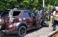 Toyota Rush Terburai, Roda Patah Digebrak Kereta Api, Bodi Amburadul