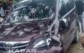 Toyota Avanza Berantakan, Ringsek Terjang Motor Saat Nyalip, Bawa Rombongan Study Tour Covid-19