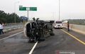 Kijang Innova Ambrol Depan, Hantam Pembatas Tol Pekanbaru-Dumai, Remuk dan Terguling