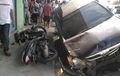 Toyota Avanza Pelat Merah Rompal, Nyungsep ke Parit, Yamaha Mio J Kena Imbas