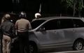 Toyota Avanza Dicegat di Tengah Jalan, Polisi dan Warga Mengepung, Kabur Habis Sambar Motor