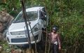 Suzuki Ertiga Enggak Kuat Nanjak, Mundur Koprol ke Jurang, Tertancap di Batu Besar