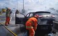Daihatsu Ayla Dikeroyok Pemadam Kebakaran, Korsleting AC, Ludes di Tol Wiyoto Wiyono