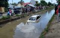 Toyota Rush Berendam Kayak Kebo, Setengah Bodi Tenggelam, Pengemudi Ditarik