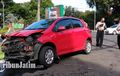Toyota Yaris Rontok Wajah, Air Radiator Basahi Aspal, Pagi-pagi Hajar Pembatas Jalan