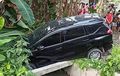 Mitsubishi Xpander Niat Putar Arah, Mengelak Senggol Motor, Nyungsep Got
