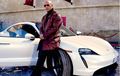 Dwayne Johnson Coba Masuk Porsche Taycan Turbo S Saat Syuting Film, Muat Enggak Tuh?