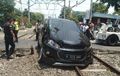 Chevrolet Trax Bonyok di Tengah Rel, Pengemudi Syok, Disambar KRL Kencang