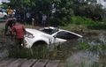 Pajero Sport Terpelanting Saat Nyalip, Tenggelam di Kubangan, Kaca Ditendang Hingga Pecah