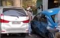 Bikin Rame Simpang Lima Semarang, Avanza Lari Liar Tabrak Dua Taksi yang Lagi Parkir