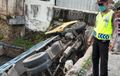 Mengira Jembatan Punya Tiga Lajur, Truk Muatan Pasir Nyemplung ke Sungai, Hancurkan Tembok Jembatan