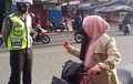 Viral Ditegur Tak Pakai Helm, Emak-emak Balik Memarahi Polisi Lalu Kabur