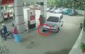 Viral Video Bocah Terlindas Mobil di SPBU, Ibu Panik Gebrak Kap Mesin