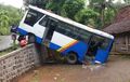 Bus Isi 30 Orang Tak Kuat Nanjak, Meluncur Mundur, Nyangkut di Talut dan Halaman Rumah