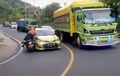 Toyota Yaris Nikung Disambut Motor, Garis Kuning Dilanggar, Pengemudi Panen Hujatan