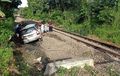 Kijang Innova Luluh Lantak, Terdengar Dentuman Keras, Posisi di Sisi Rel Kereta