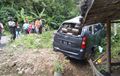 Toyota Avanza Penyok Pipi Kiri, Terguling Hantam Tebing, Penumpang Mental ke Jalan