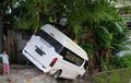Toyota Hiace Terjungkal ke Sawah, Posisi Nungging, Untung Jalanan Masih Sepi