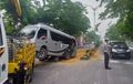 Isuzu Elf Berisi 16 Orang Pecah Ban, Hajar Pembatas Jalan, Rugi Rp 15 Juta