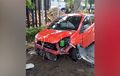 Honda Brio Babak Belur, Oli Berceceran, Terjang Pohon, Pembatas Jalan Sampai Motor