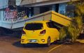 Toyota Agya Ketiban Sial, Kanopi Hotel Jatuh Pas di Muka, Berawal Angin Kencang
