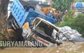 Terjang Pohon, Muka Dump Truk Berendam di Sungai, Penyebabnya Bikin Sopir Kaget
