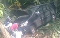Kijang Innova Mundur Bebas Nyemplung ke Jurang Saat Parkir, Ada Yang Lupa Dilakukan Sang Sopir