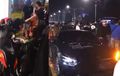 Mercy SL Oleng Lalu Tabrak 16 Motor di Jaksel, Ternyata Ini Penyebab!