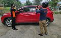 Honda HR-V Parkir, Pemilik Dilapori Pengemudi Toyota Hilux, Kaca Kiri Pecah Rp 28 Juta Raib