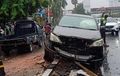 Kijang Innova Ambrol Depan, Bumper Terkelupas, Nyangkut di Pembatas Jalan Kebon Jeruk