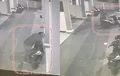 Santai Banget! Satu Orang Sikat Dua Honda BeAT Kurang Dari 30 Menit, Aksinya Terekam CCTV