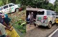 Suzuki APV Bonyok Kanan Kiri, Kaget Kejatuhan Pohon, Oleng Terjang Bambu