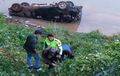 Toyota Avanza Ngekor Ambulans, Mendadak Terpisah, Terjun dan Telentang di Sungai Enim