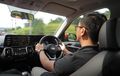 Pengemudi Cerdas Harus Tahu, Ini Cara Pegang Setir Mobil yang Benar
