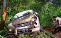 Suzuki APV Mendongak di Tebing Hutan, Kondisi Bonyok, Imbas Ikuti Mobil di Depan Belok Kanan