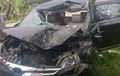 Toyota Avanza Wajah Terkoyak, Truk Parkir Disambar Belakangnya, Ajaib Pengemudi Aman